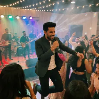 Priya & Karan's sangeet went OFF last night. when 200 people scream every word of Gallan Goodiyaan you know it's a good one 🔥 #weddingsinger #mumbai