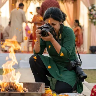saat phere from the floor, my favourite seat in the house 🔥 Riya + Aniket the way you both kept laughing through the smoke