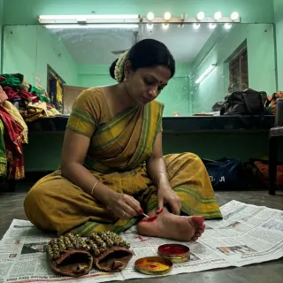 alta is the most meditative part of getting ready tbh. doing my own feet since amma stopped trusting the green room aunties haha
