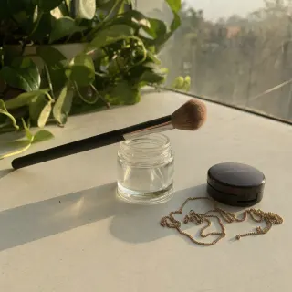 slow morning before the chaos. just me, the light and one clean brush 🌿